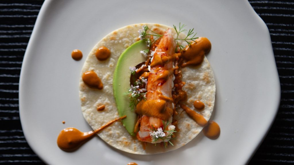 Valle es el primer restaurante con estrella Michelin en Oceanside, California, reconocido por ofrecer ingredientes frescos y selectos que fusiona sabores del Valle de Guadalupe en Baja California, México. Lo mejor:
